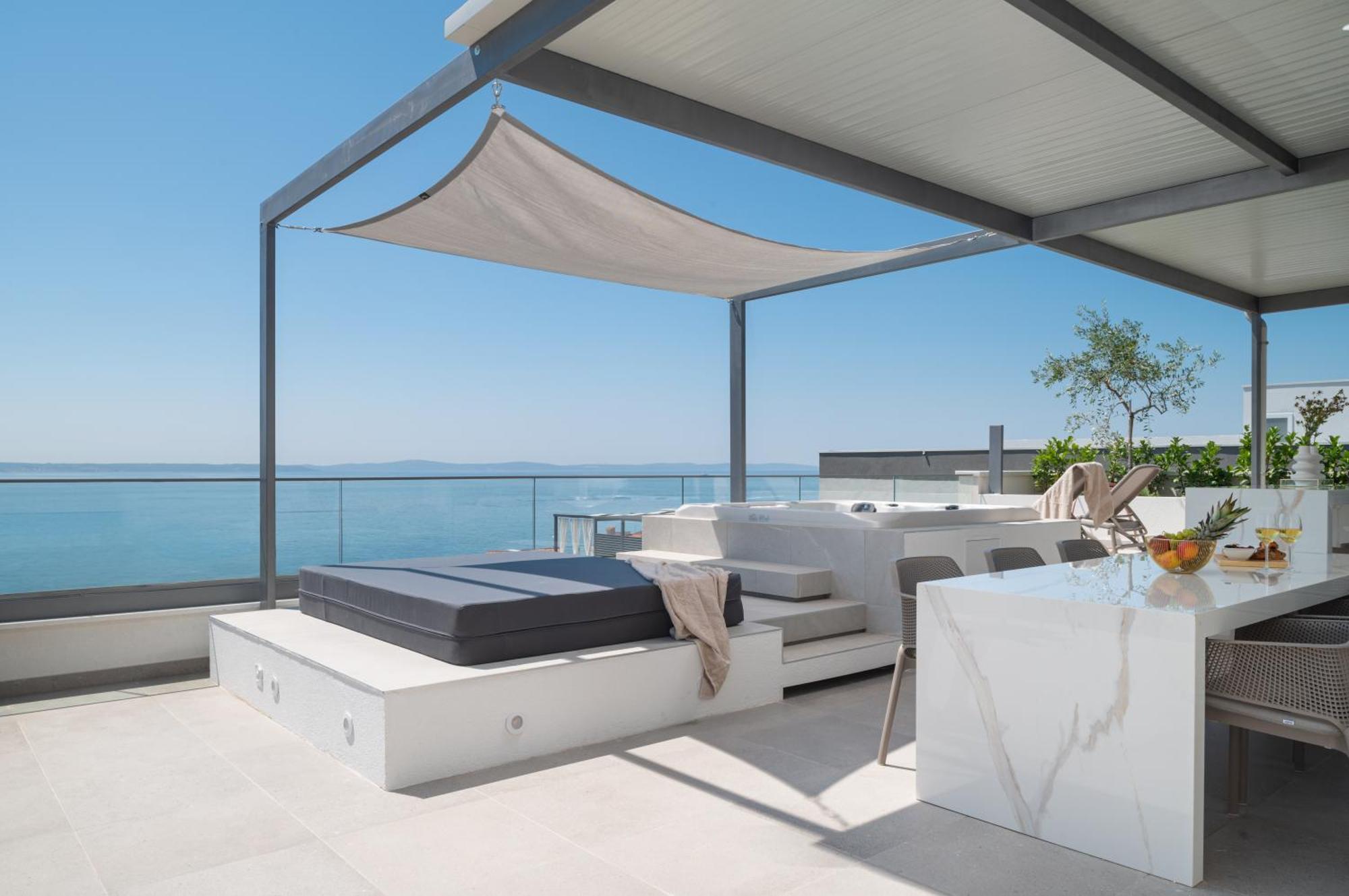 Penthouse La Vie With Seaview And Jacuzzi Podstrana